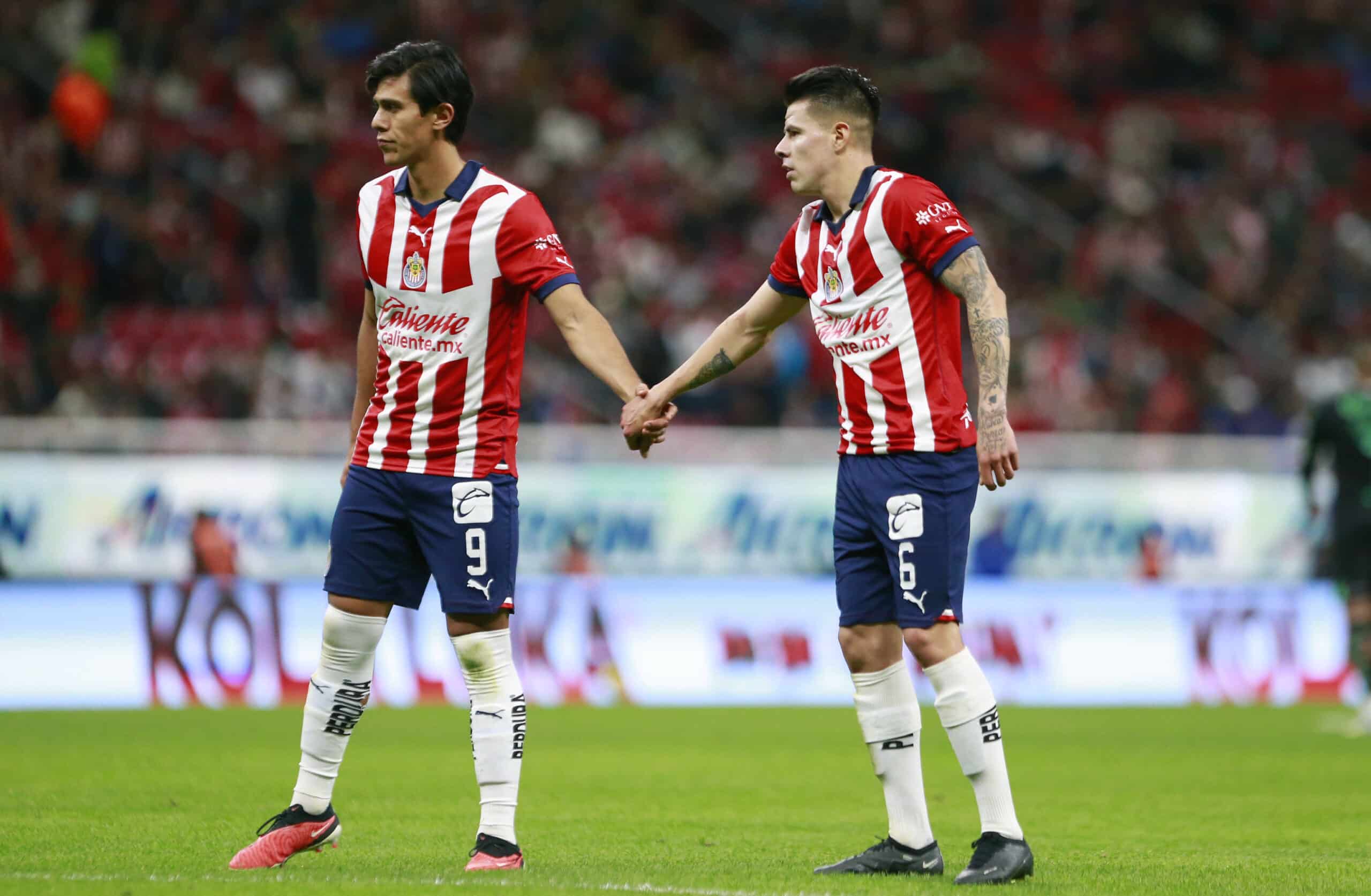José Macías y Pavel Pérez del Chivas durante el juego de la jornada 1.