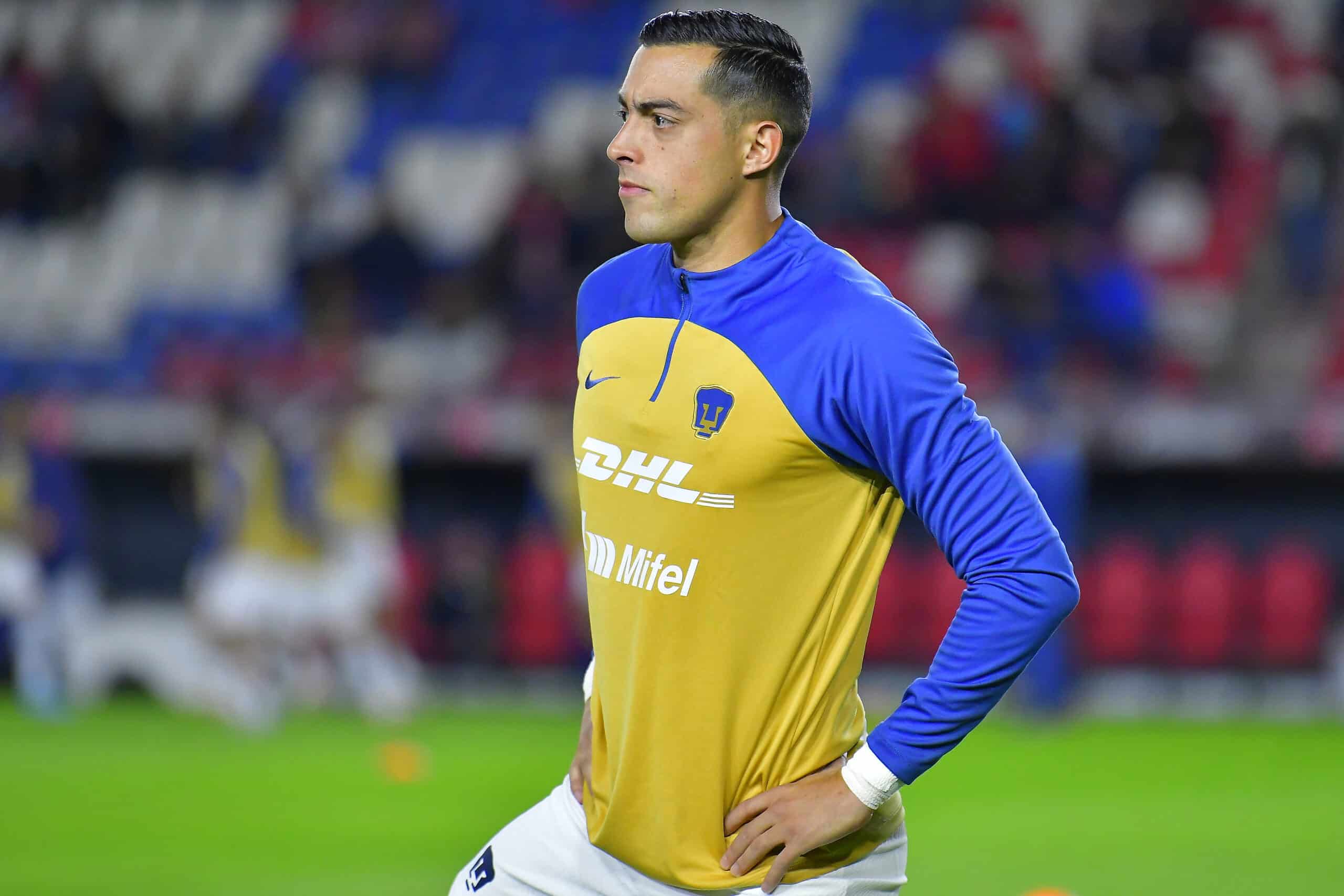 Rogelio Funes Mori del Pumas en el calentamiento previo durante el partido de la jornada 2.