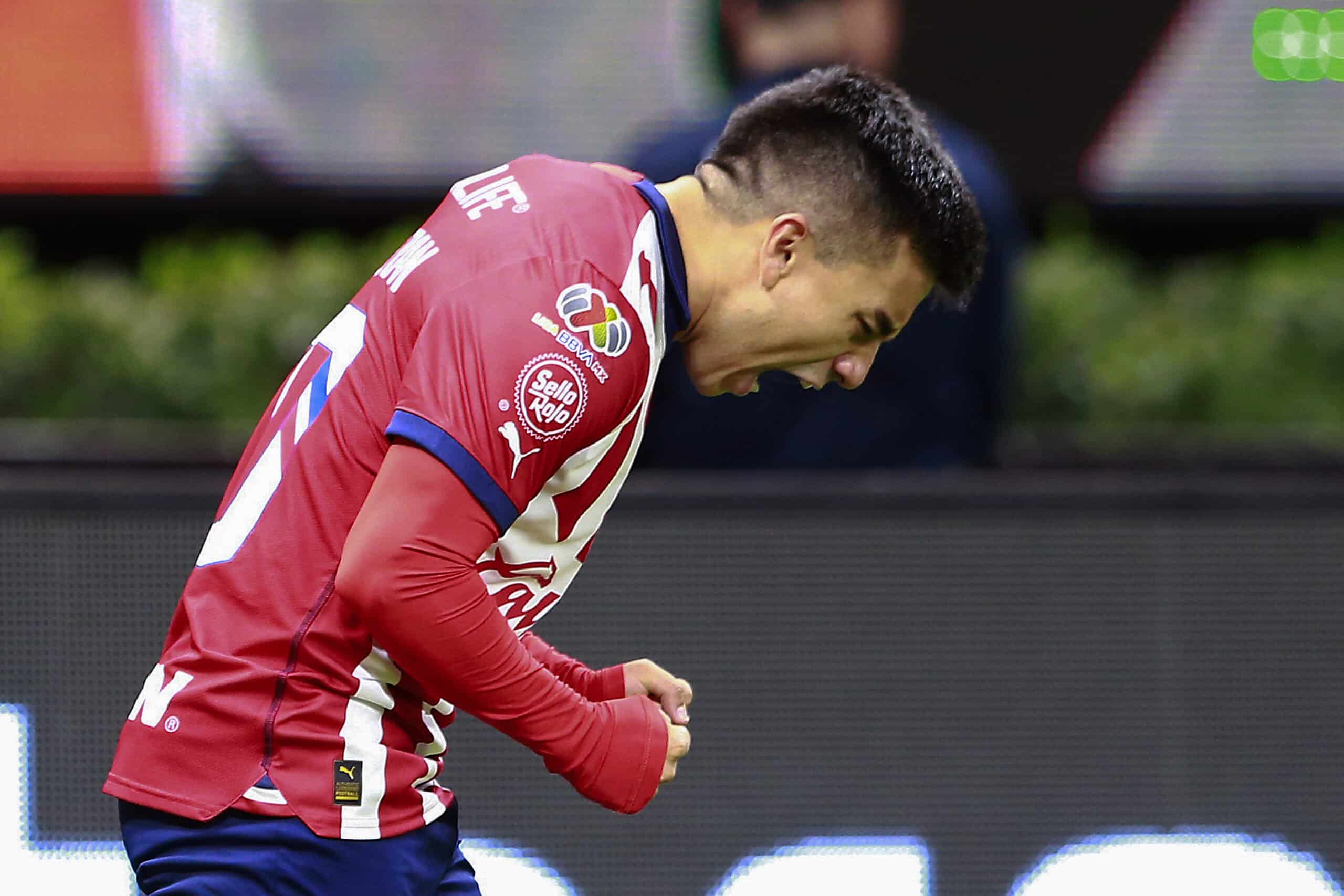 Fernando Beltrán del Chivas en festejo después de anotar el primer gol de su equipo durante el juego de la jornada 4 del Torneo Clausura 2024.