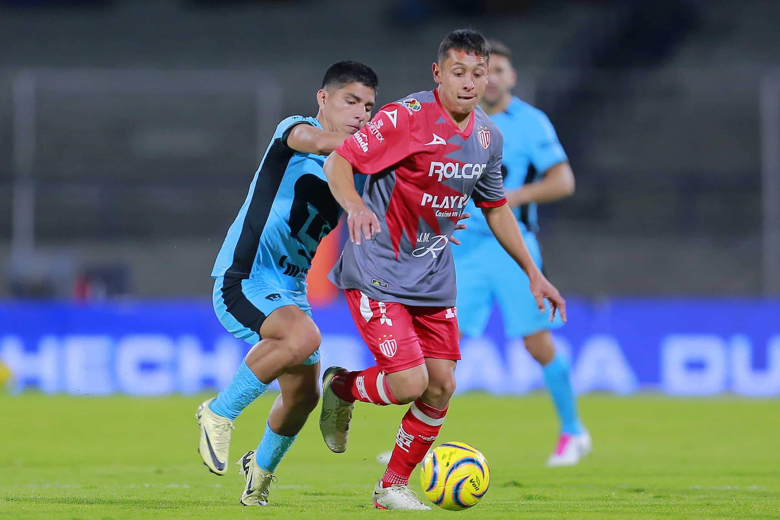 Piero Quispe de Pumas y Diego Gómez del Necaxa disputan el balón durante el juego de la jornada 4 del Torneo Clausura 2024 de la Liga BBVA MX.