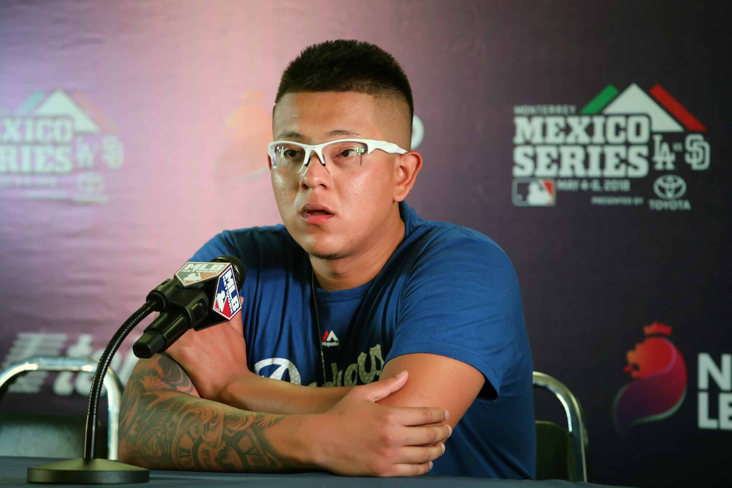 Julio Urías en conferencia durante el primer juego de la serie Dodgers de Los Ángeles vs Padres de San Diego en México.