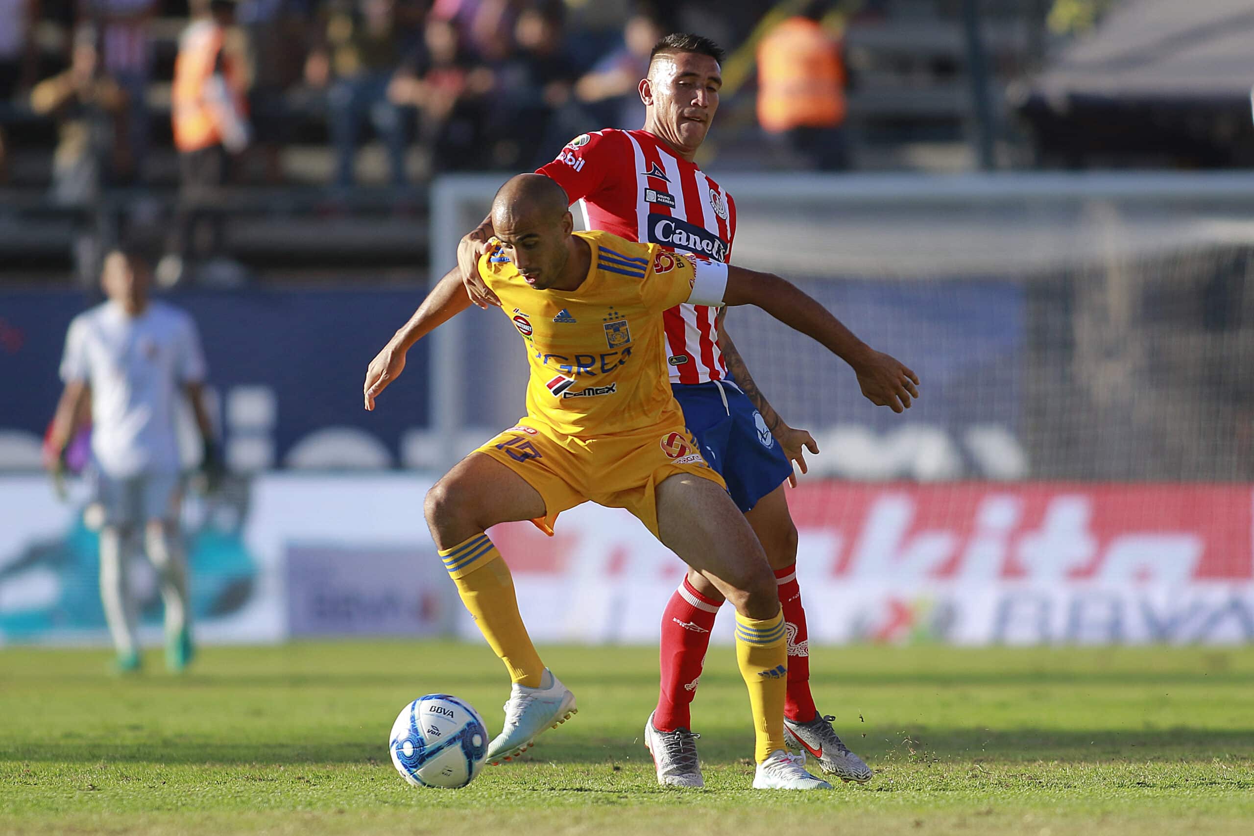 Guido Pizarro del Tigres y Noé Maya del San Luis disputan el balón durante el juego de la jornada 5 del Torneo Apertura 2019.