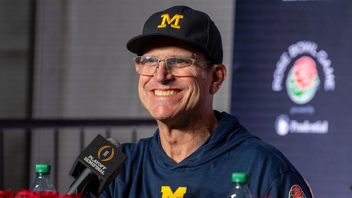 JIM HARBAUGH DURANTE UNA CONFERENCIA DE PRENSA CON MICHIGAN