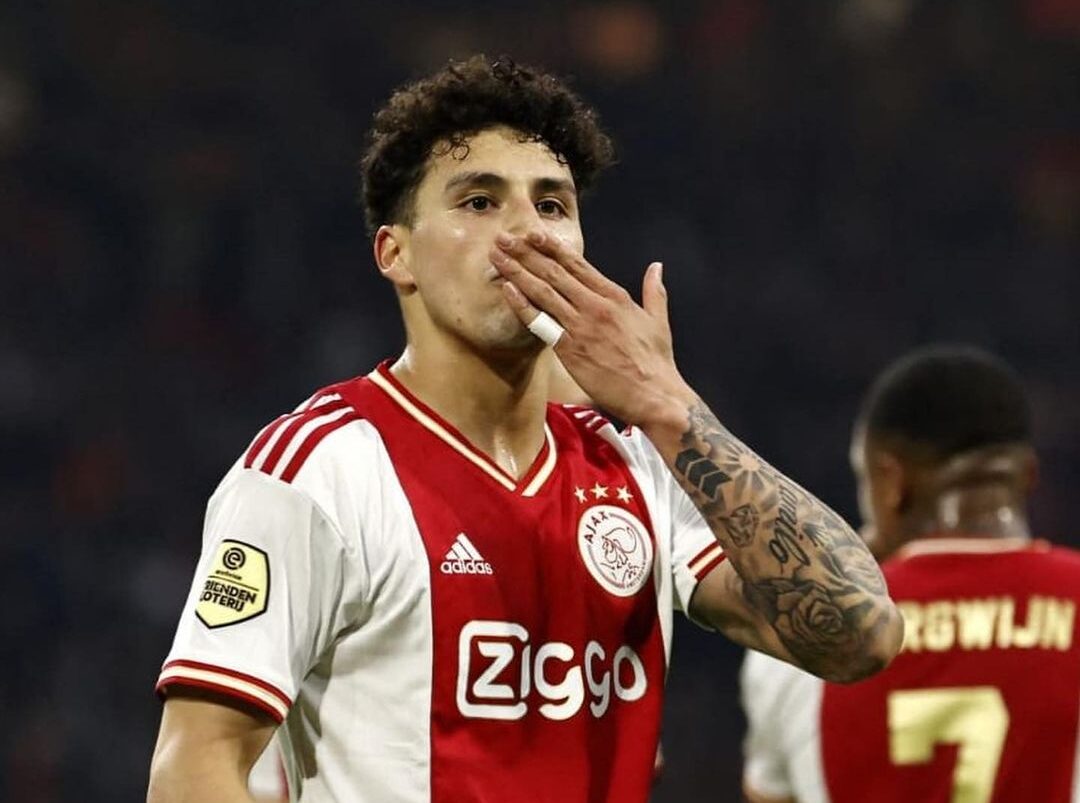 Jorge Sánchez manda saludos a la grada del Ajax.