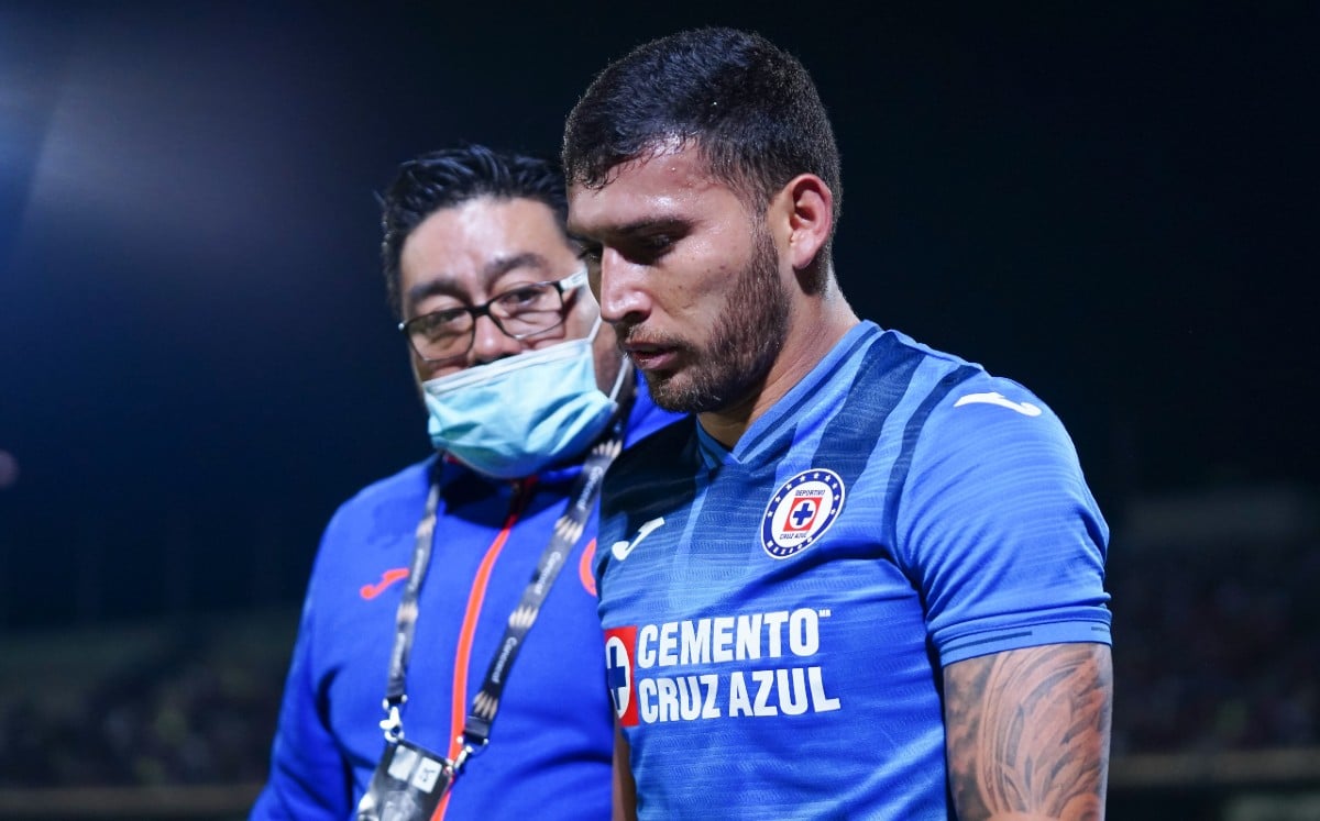 Juan Escobar sale lesionado de un partido del AP2023.