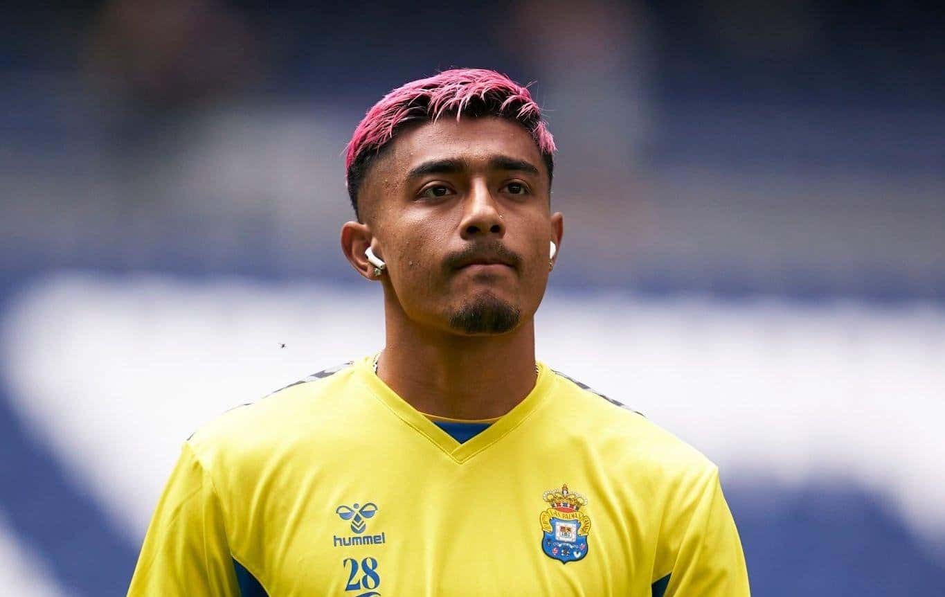 Julián Araujo con la playera de Las Palmas.