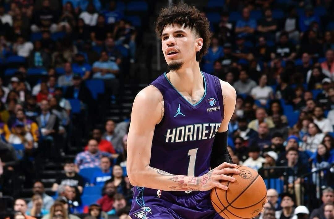 LAMELO BALL SE PREPARA PARA HACER UN DISPARO PARA LOS HORNETS EN LA NBA