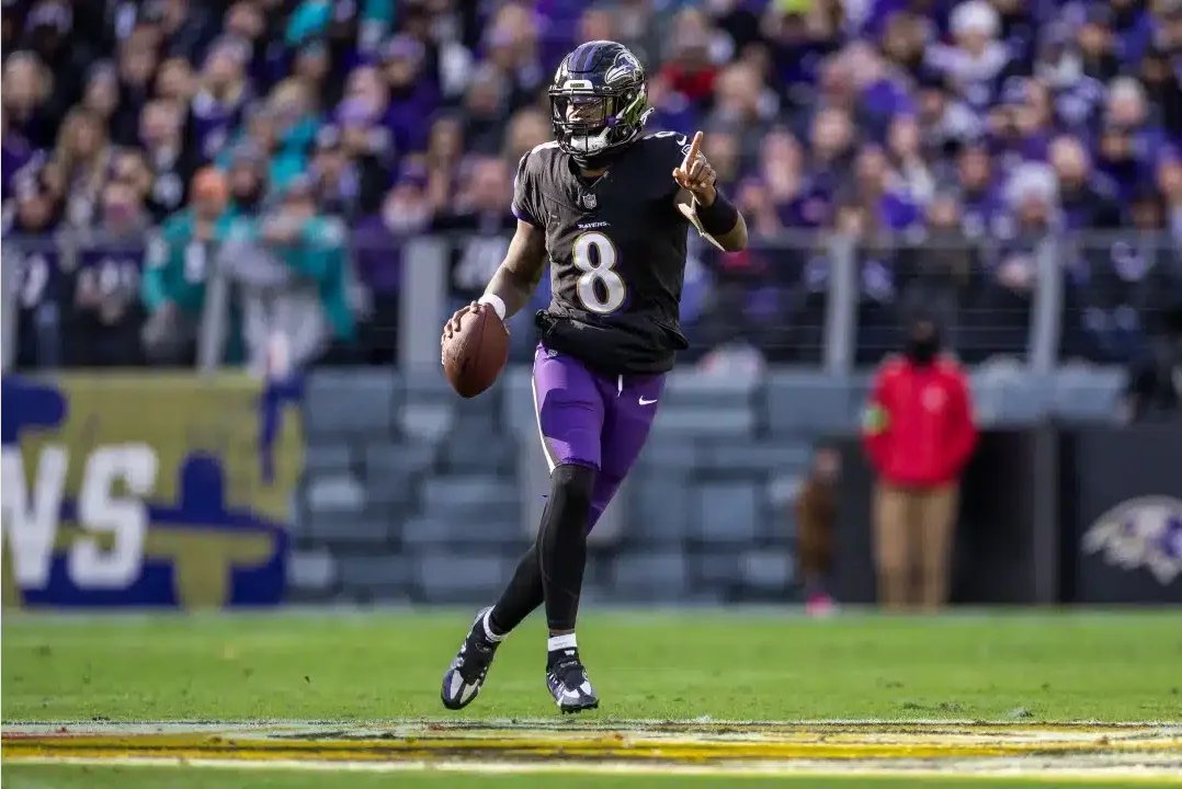 LAMAR JACKSON, MARISCAL DE CAMPO DE LOS RAVENS, DURANTE UN PARTIDO EN LA NFL