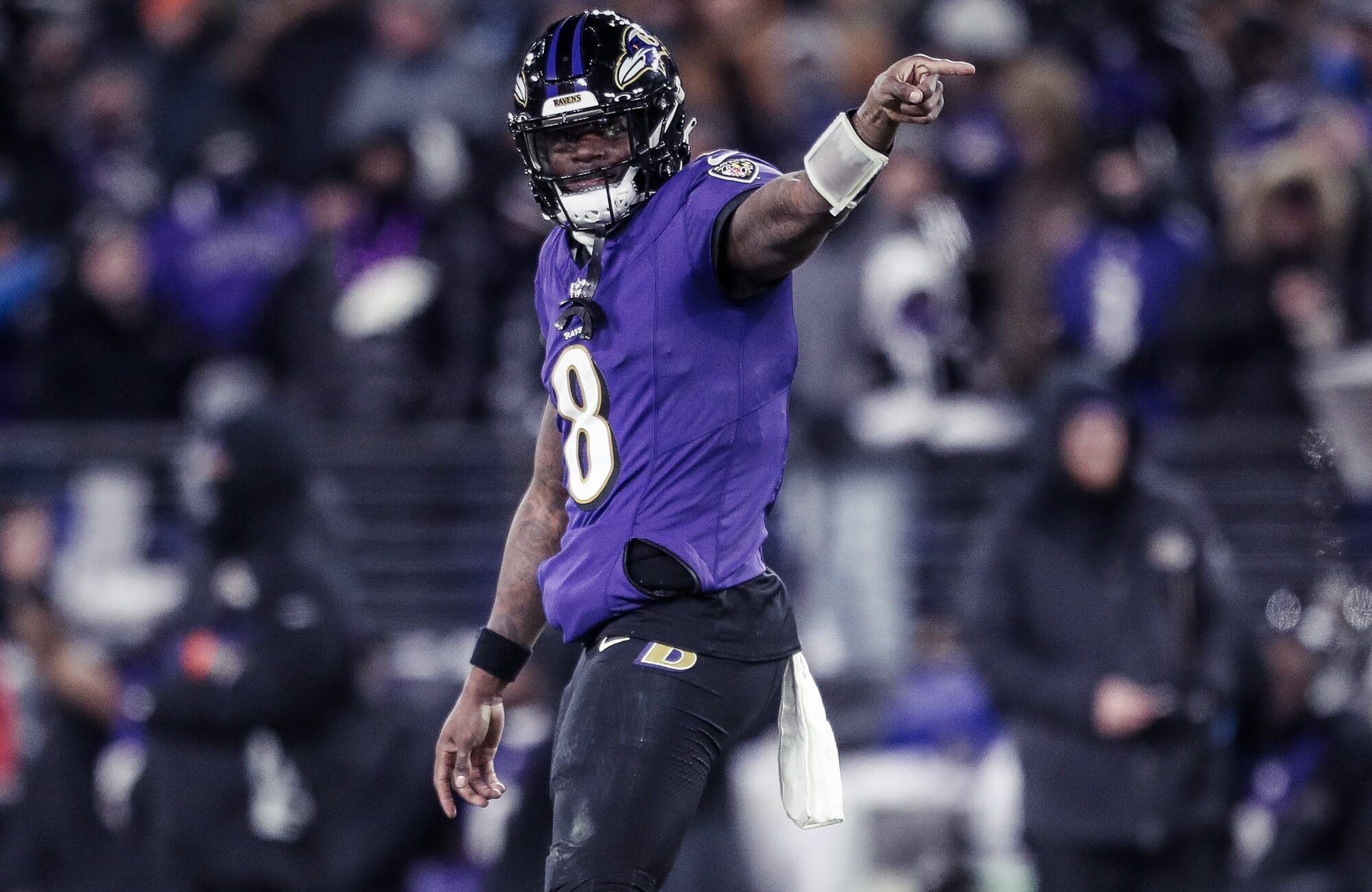 LAMAR JACKSON DE LOS RAVENS DURANTE UN PARTIDO EN LA NFL