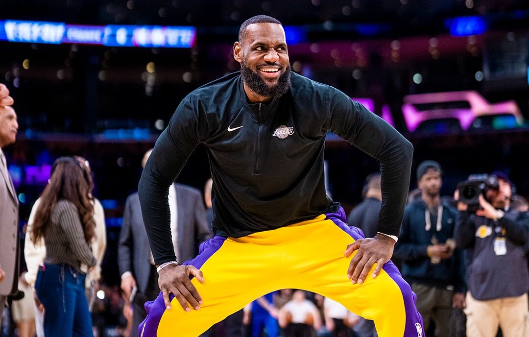 LEBRON JAMES DE LOS LAKERS DURANTE UN CALENTAMIENTO PREVIO A UN JUEGO DE LA NBA