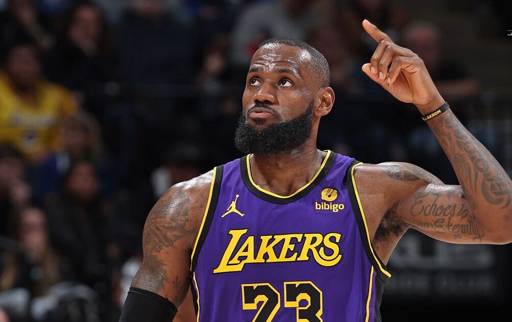 LEBRON JAMES FESTEJA EN UN PARTIDO DE LOS LAKERS EN LA NBA