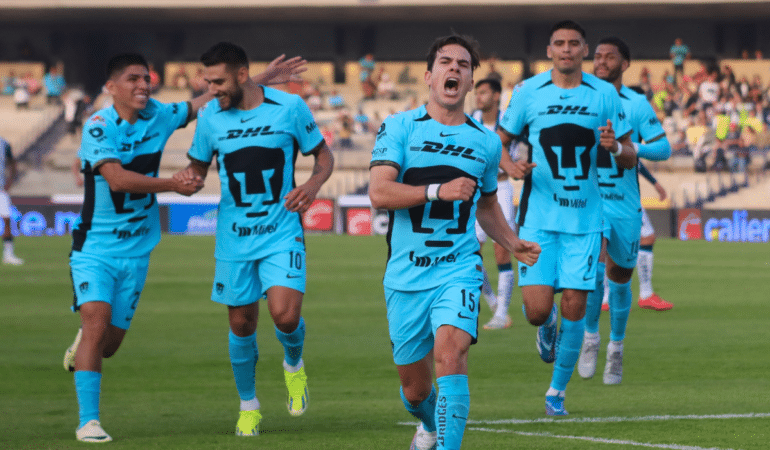 PUMAS FESTEJA EL GOL DEL TRIUNFO