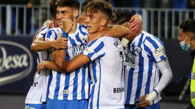 Jugadores del Málaga se abrazan tras anotar gol en la fecha pasada en la Copa del Rey.