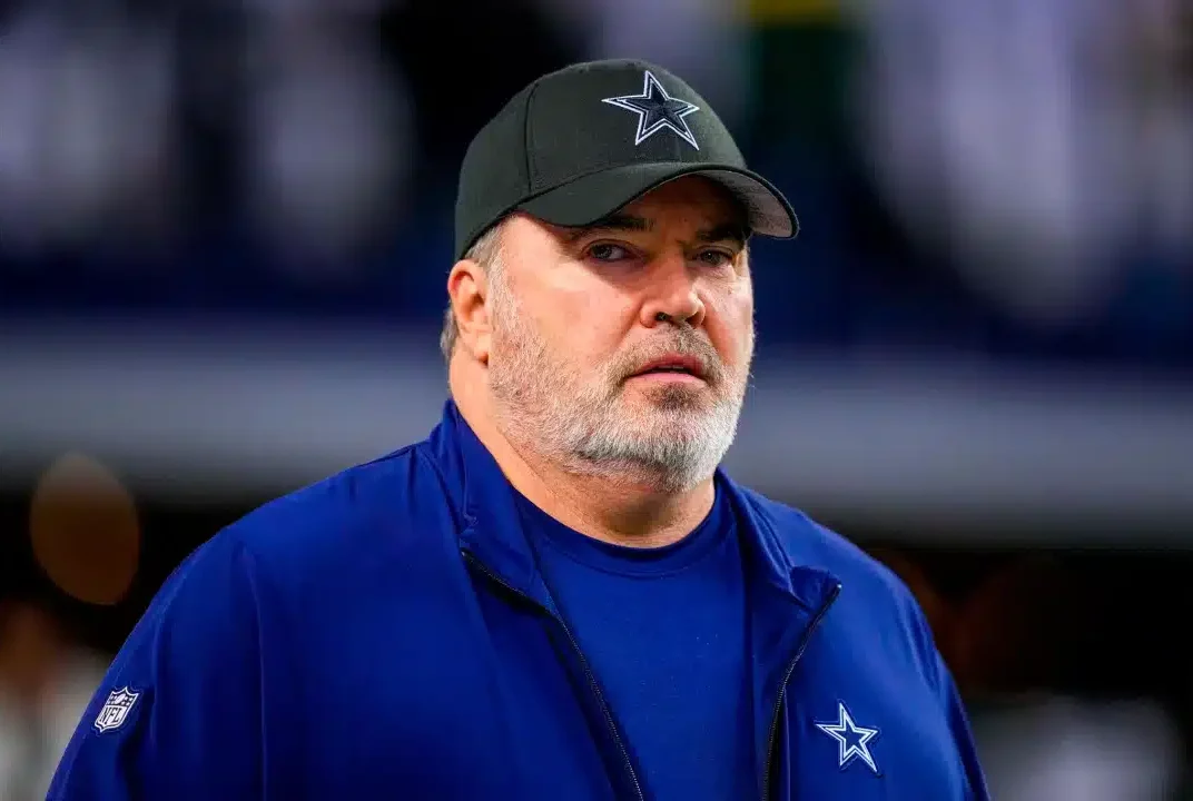 MIKE MCCARTHY DURANTE EL JUEGO DE LOS DALLAS COWBOYS ANTE GREEN BAY EN RONDA DE COMODINES