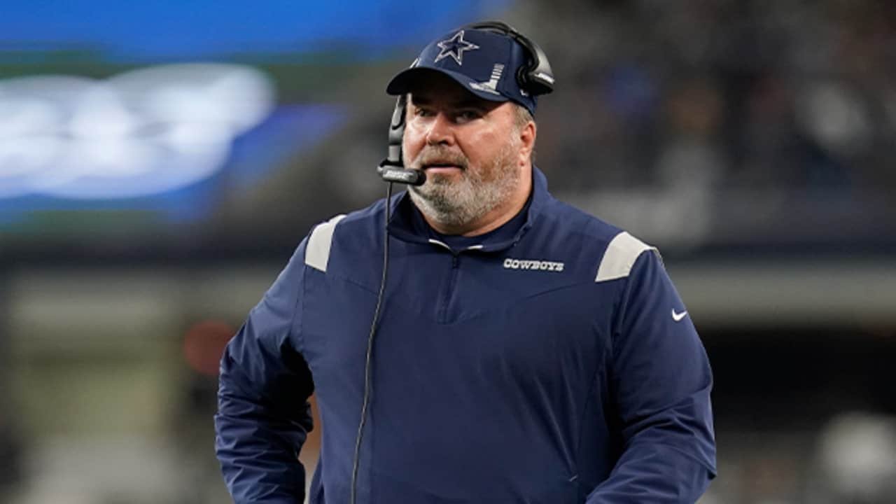 MIKE MCCARTHY DURANTE UN PARTIDO DE LA NFL CON LOS COWBOYS