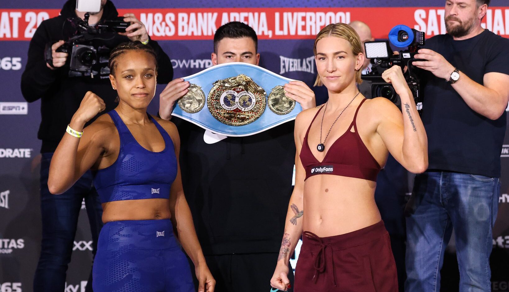 NATASHA JONAS Y A LA IZQUIERDA Y MIKAELA MAYER A LA DERECHA, LUEGO DEL PESAJE, POSANDO PARA LA FOTO