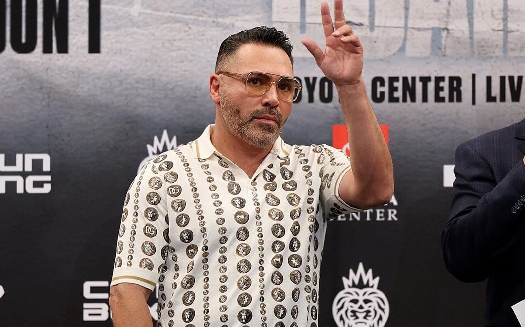 ÓSCAR DE LA HOYA POSA PARA LA FOTO