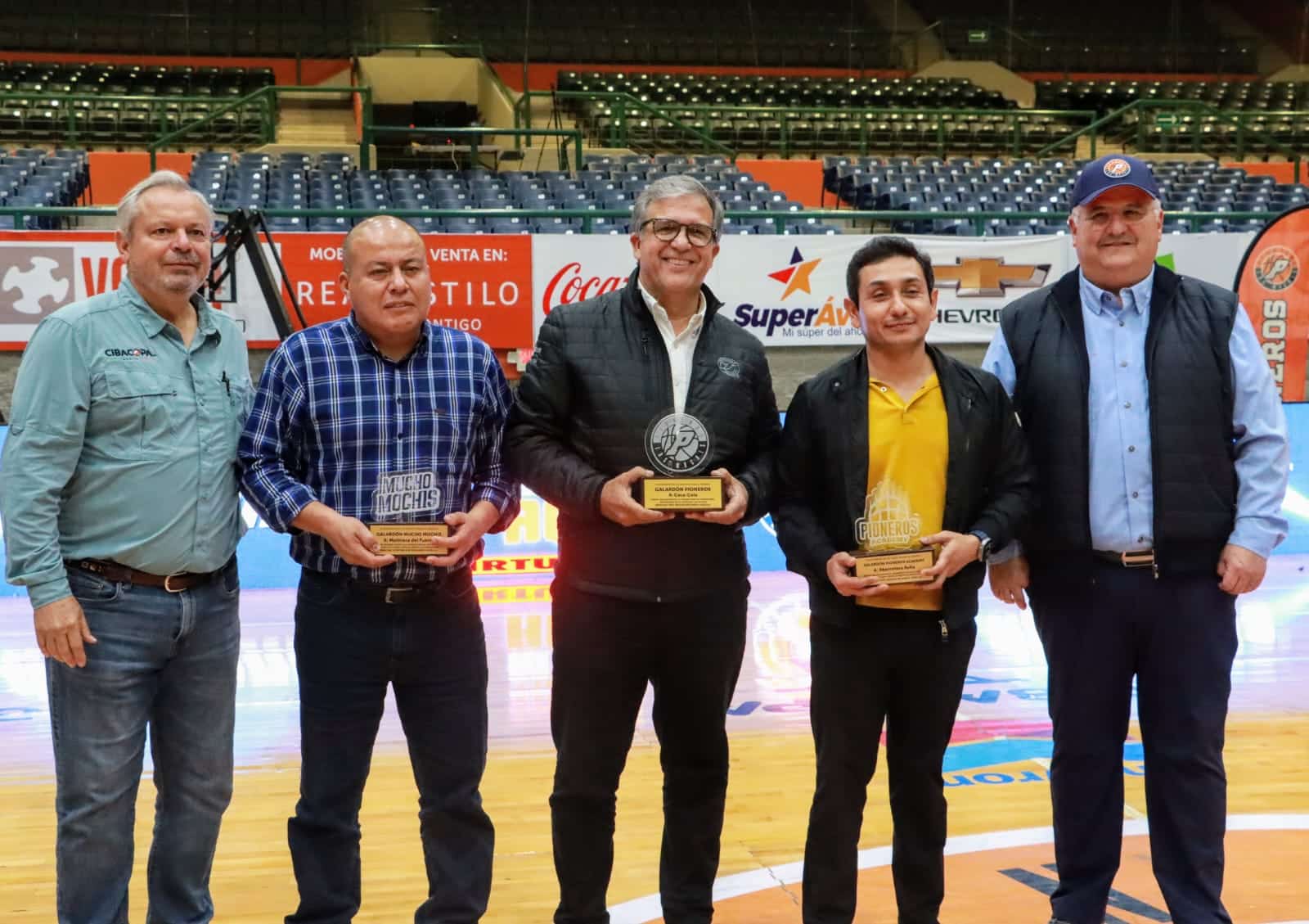 Patrocinadores de Pioneros recibieron un reconocimiento por el apoyo.