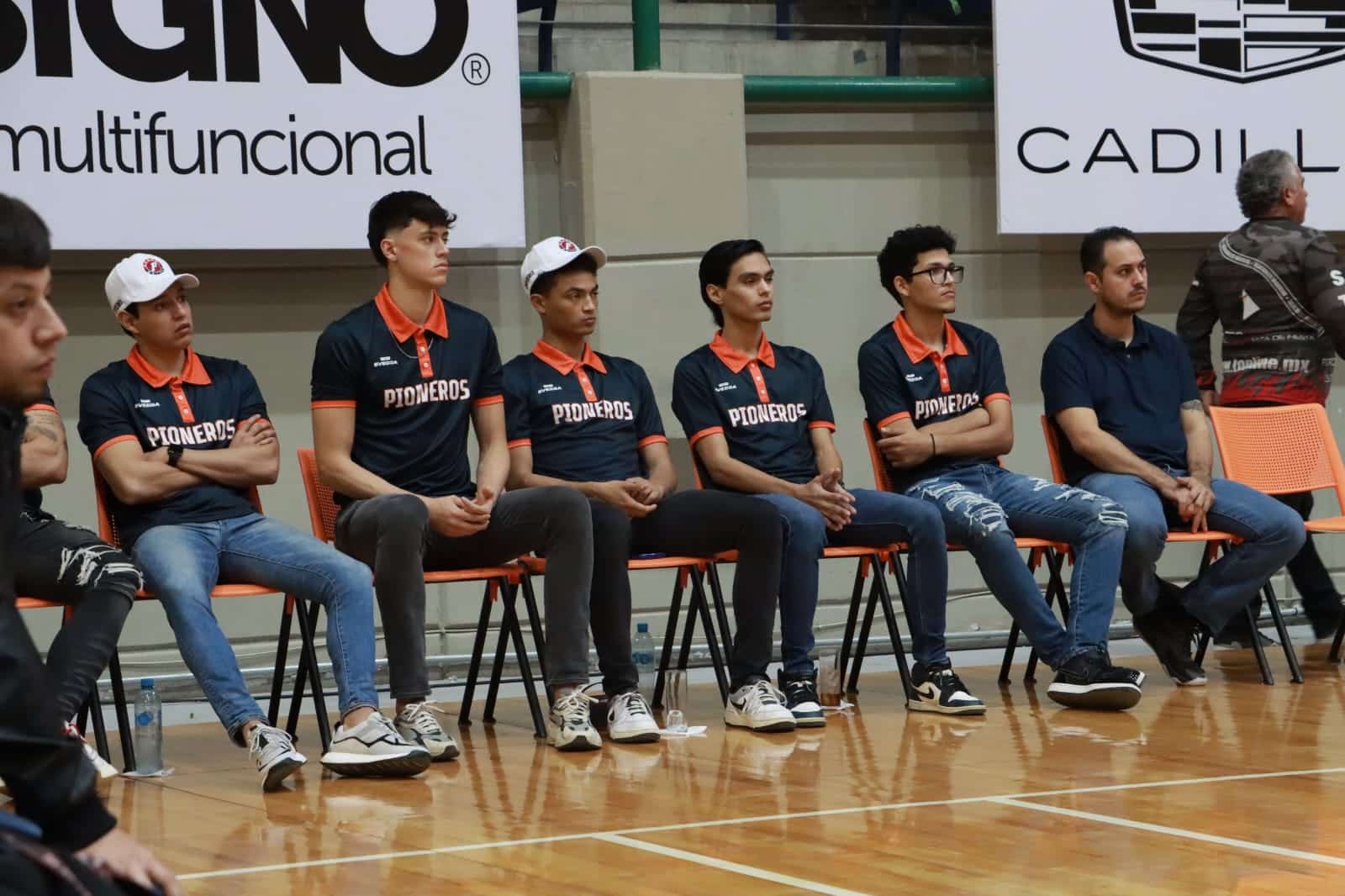 Jugadores de Pioneros de Los Mochis en la presentación.