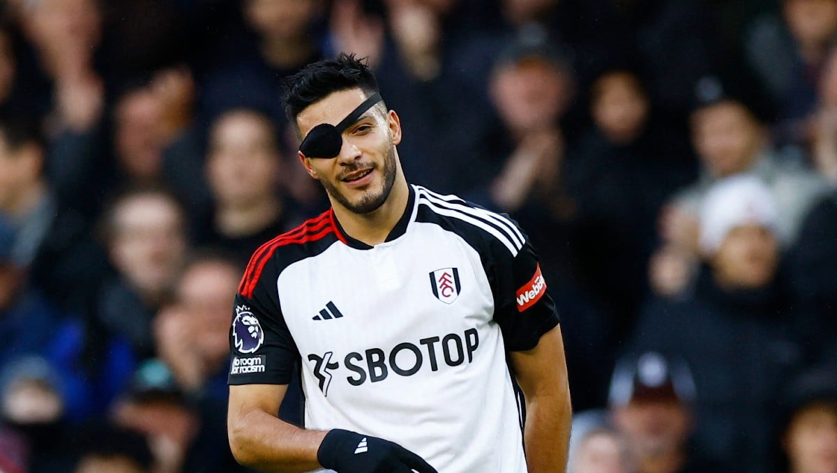 Raúl Jiménez en partido de la Premier League con el Fulham.