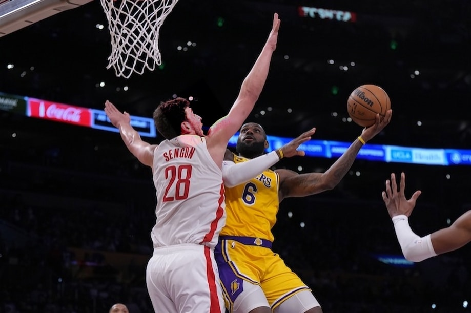 LEBRON JAMES DE LAKERS DEFENDIDO POR ALPEREN SENGUN DE ROCKETS