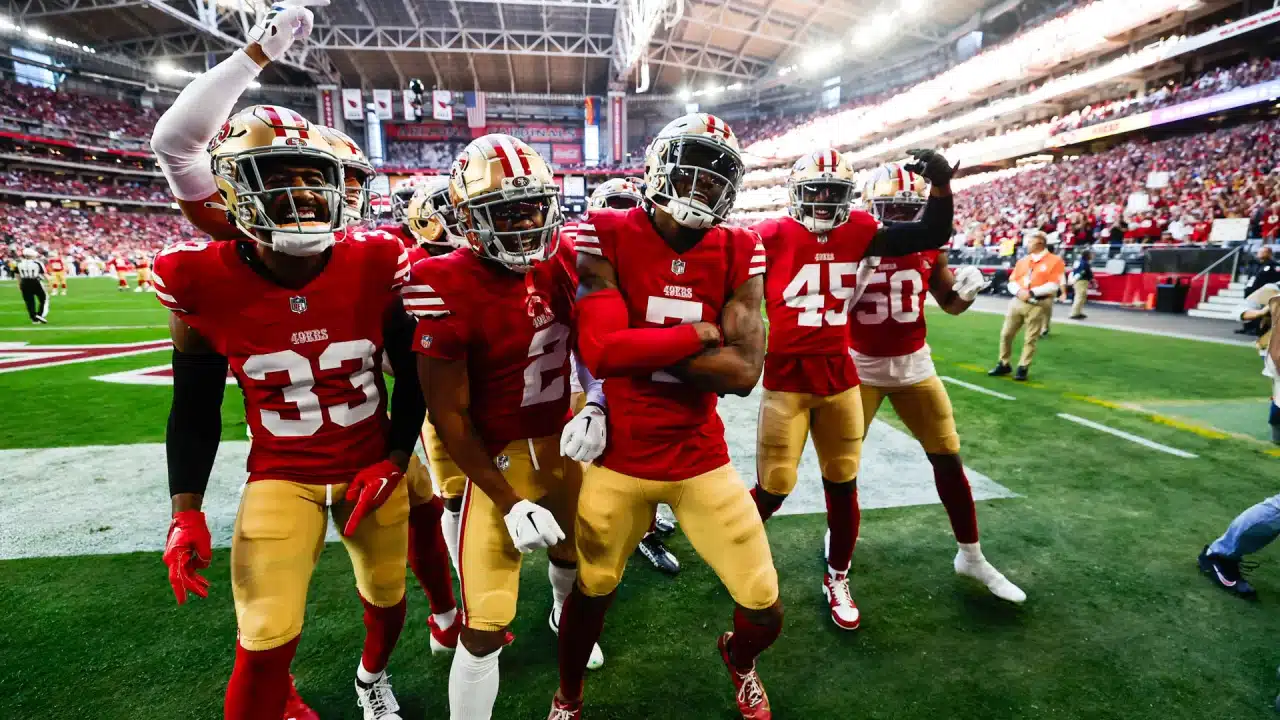 SAN FRANCISCO 49ERS POSAN PARA LA FOTO LUEGO DE UNA ANOTACIÓN