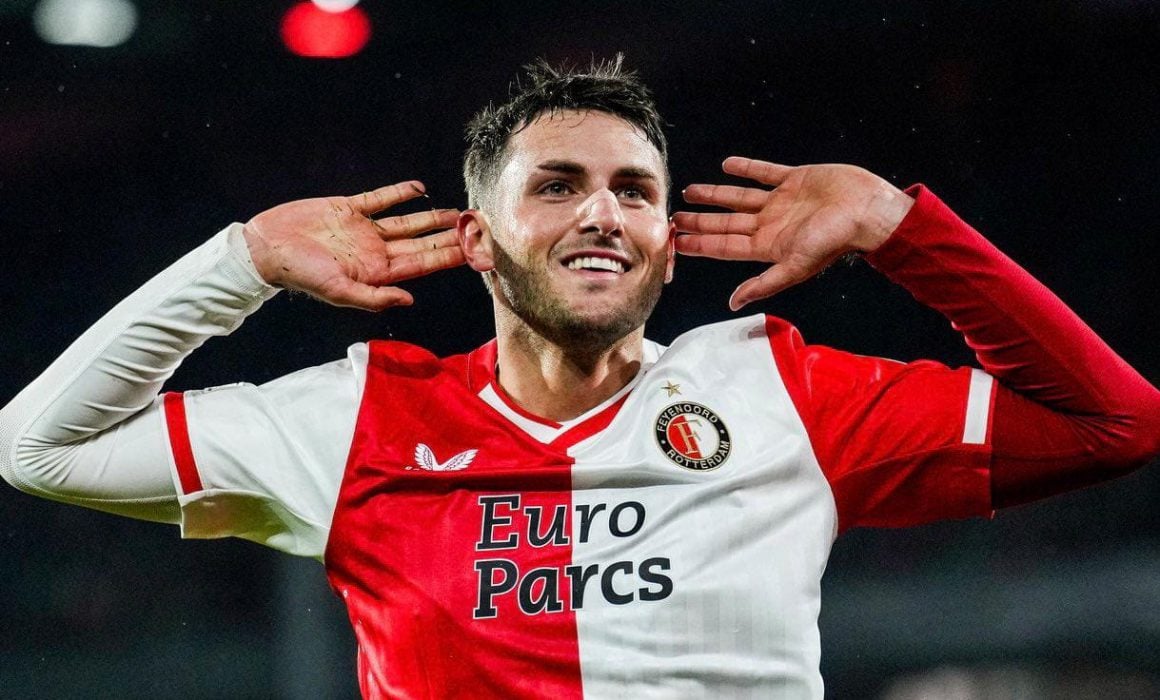 Santiago Giménez festejando gol con el Feyenoord.