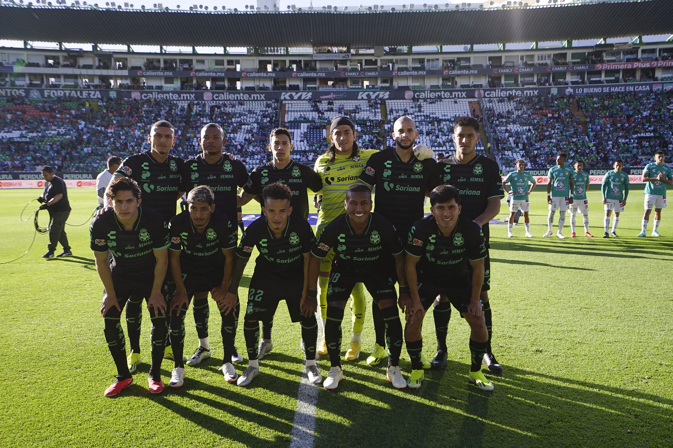 EL EQUIPO DEL SANTOS LAGUNA POSA PARA LA FOTO