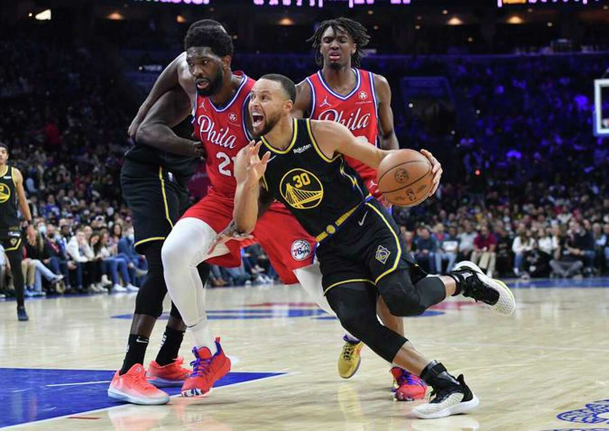 JOEL EMBIID DE SIXERS DEFENDIENDO A STEPHEN CURRY DE LOS WARRIORS