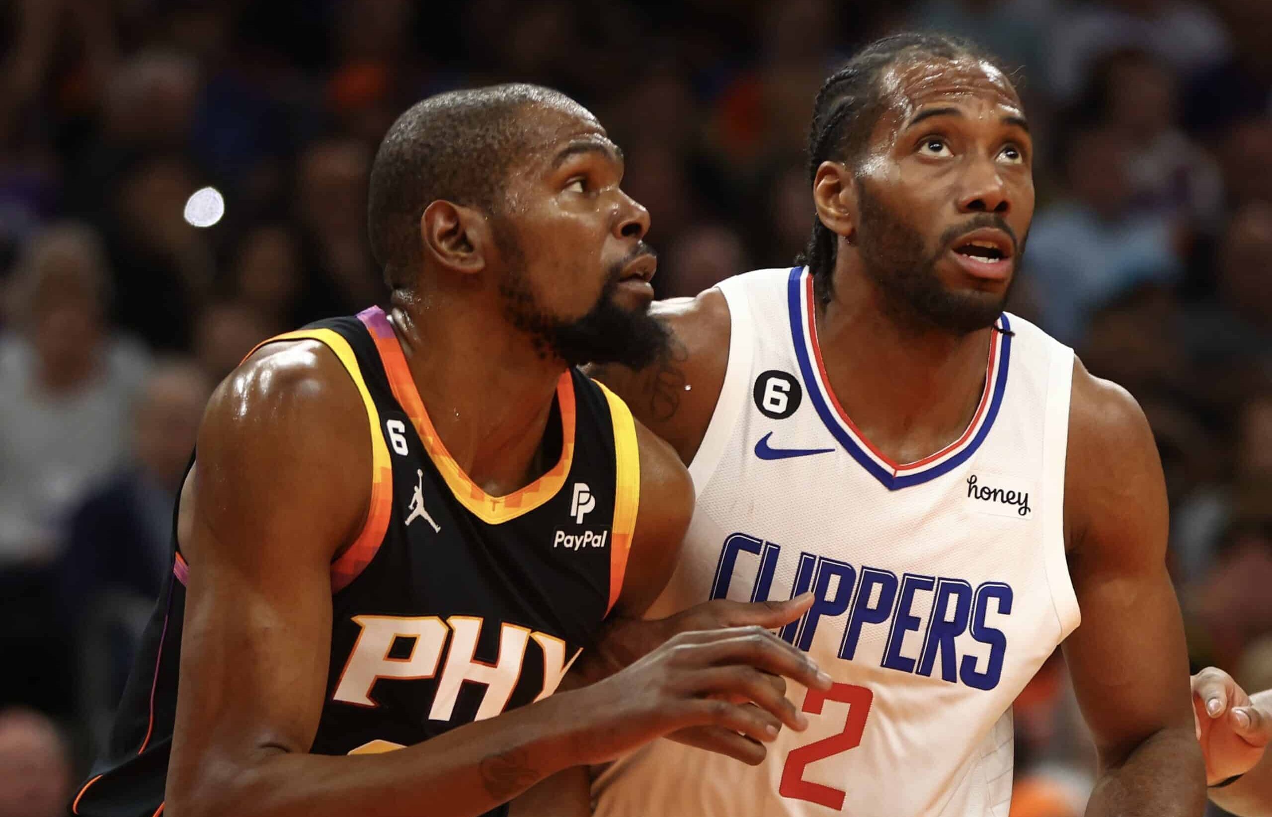 KEVIN DURANT Y KAWHI LEONARD DURANTE UN JUEGO ENTRE SUNS Y CLIPPERS