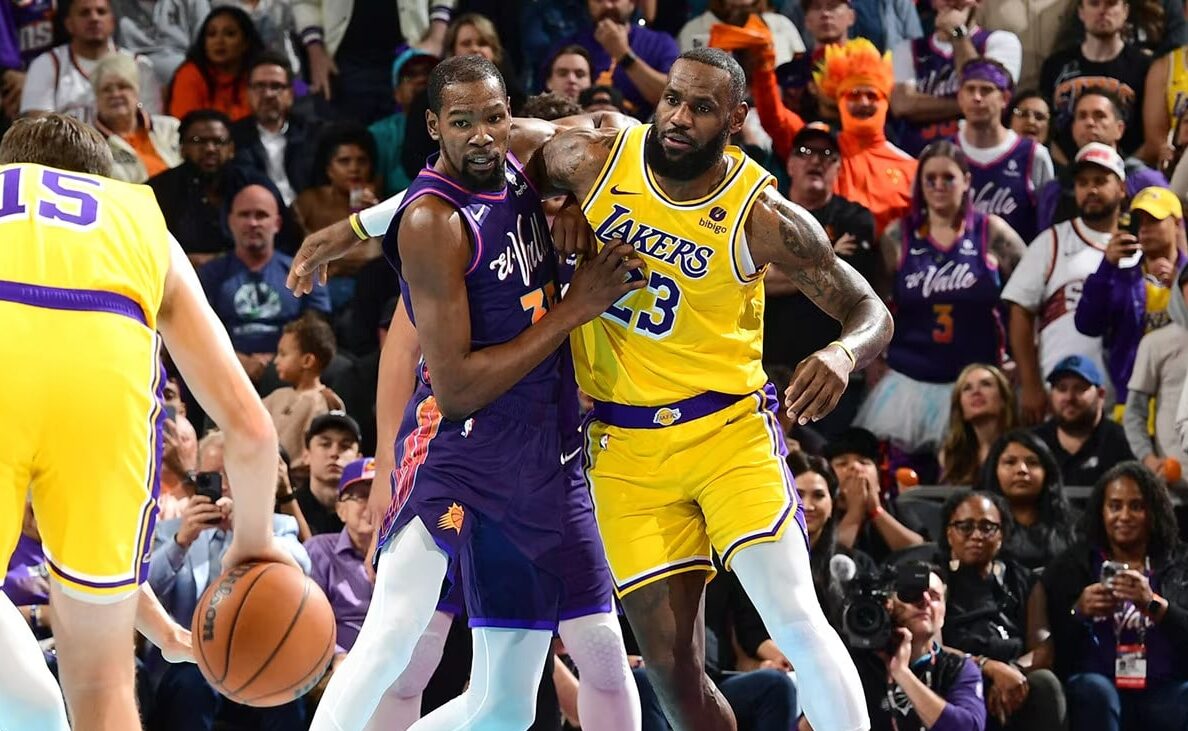 KEVIN DURANT DE SUNS A LA IZQUIERDA, DEFENDIENDO A LEBRON JAMES DE LAKERS A LA DERECHA