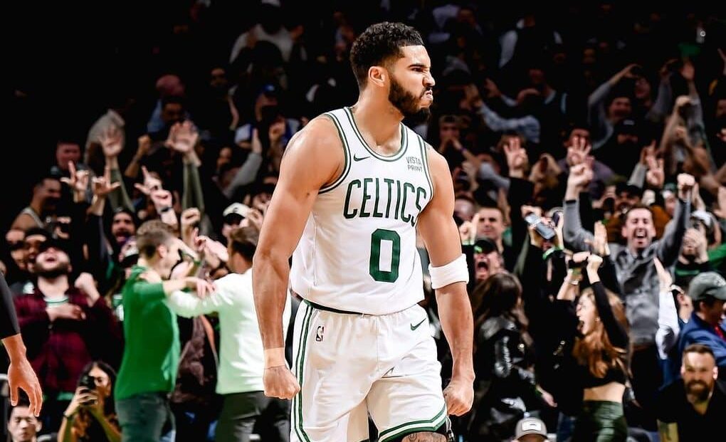 JAYSON TATUM CELEBRA DURANTE EL TRIUNFO DE LOS CELTICS SOBRE LOS TIMBERWOLVES