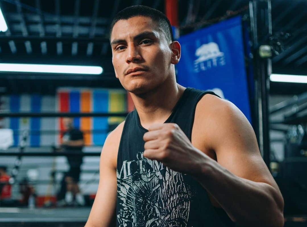 VERGIL ORTIZ JR POSA PARA LA FOTO TRAS UN ENTRENAMIENTO DE BOXEO