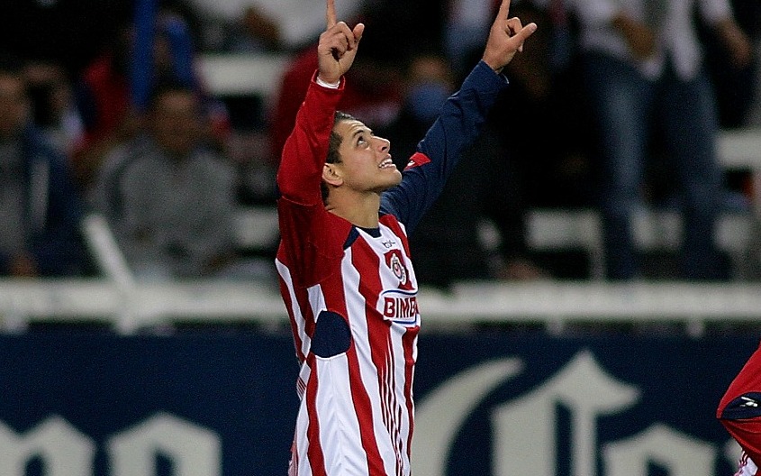 'Chicharito' Hernández festeja gol en partido del bicentenario de Chivas.