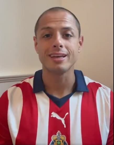 Chicharito dando mensaje a los aficionados de Chivas.