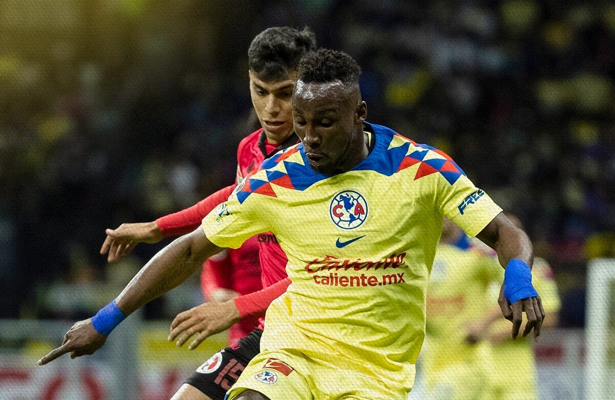 JULIÁN QUIÑÓNES DEL AMÉRICA ES DEFENDIDO POR UN JUGADOR DE XOLOS