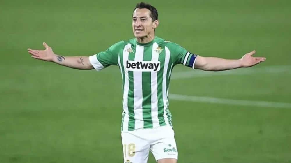 Andrés Guardado PROTESTA UNA JUGADO CON EL BETIS