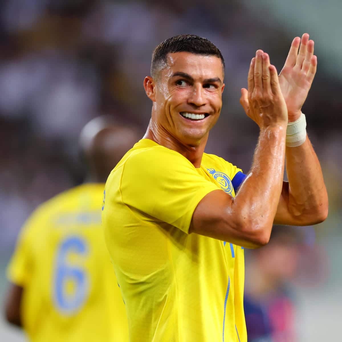 Cristiano Ronaldo aplaude tras final de juego en la liga de Arabia Saudita.