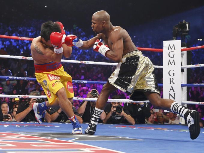 MANNY RECIBE UNA PODEROSA PEGADA DE MAYWEATHER