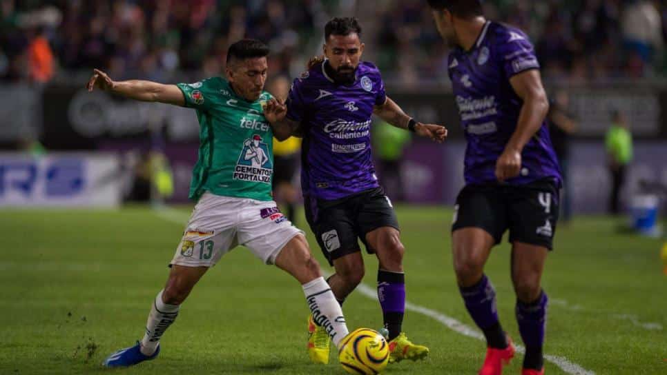 MAZATLÁN Y LEÓN PELEAN EL BALÓN