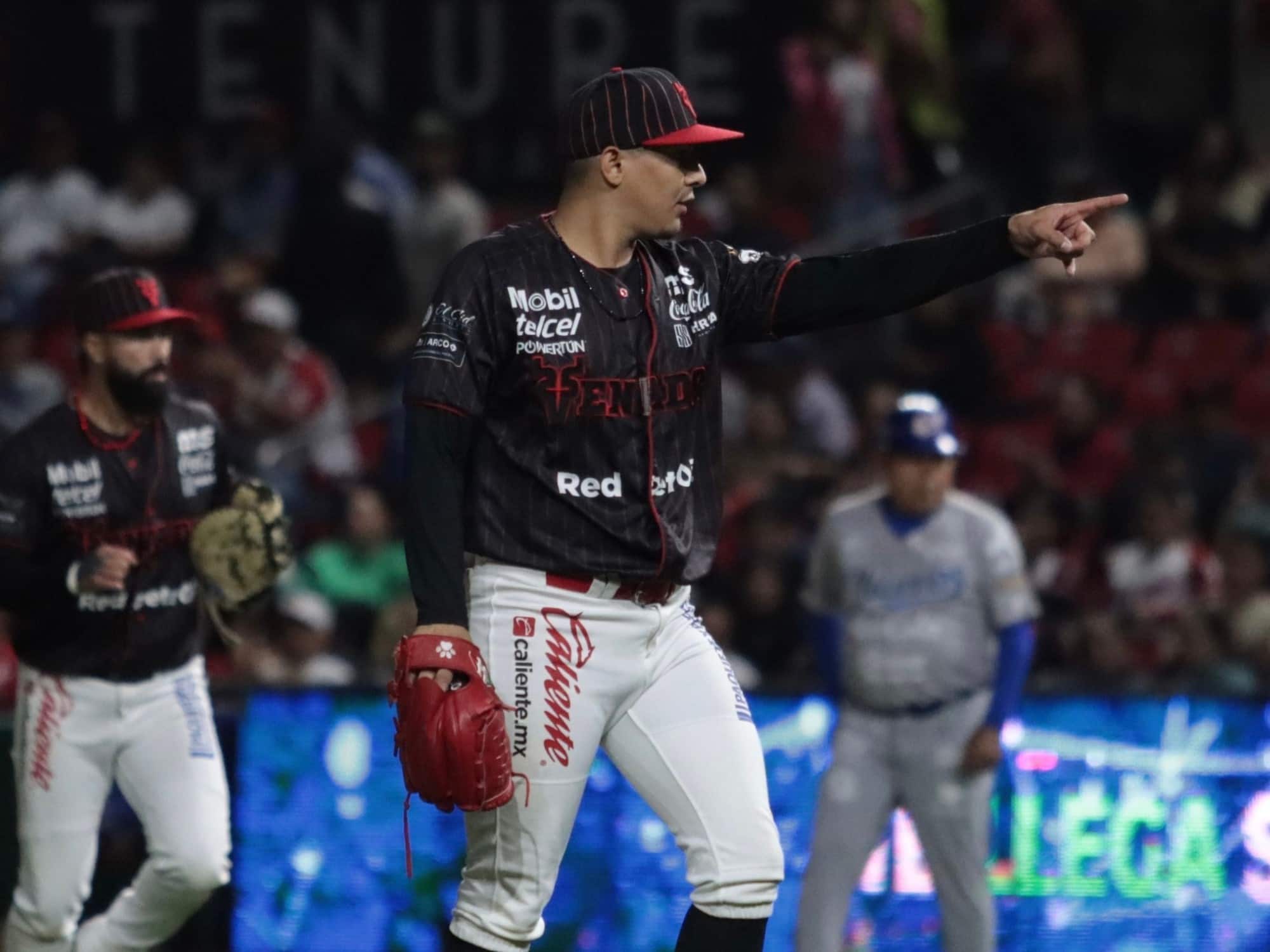 BRAULIO TORRES APUNTANDO A LA CASETA DE LOS CHARROS