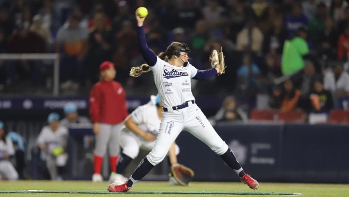 LA LANZADORA YANINA TREVIÑO LANZÓ PELOTA DE DOBLE CERO