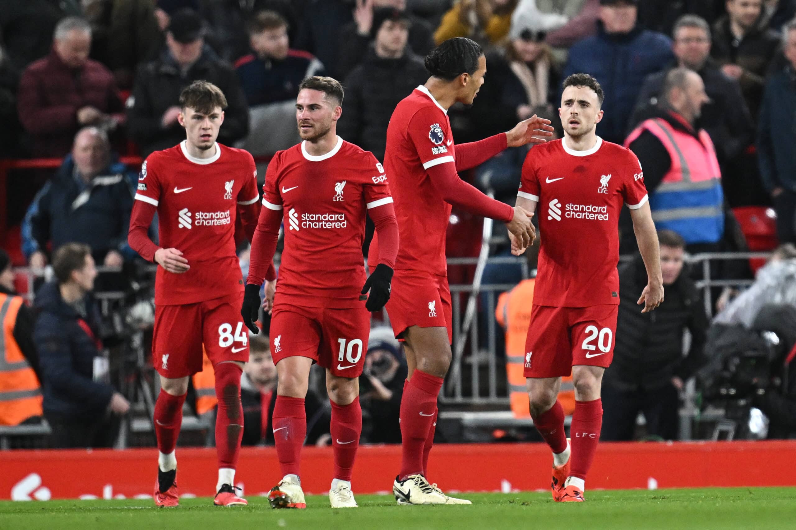 Jugadores del Liverpool festejan gol de la fecha pasada de la Premier League.