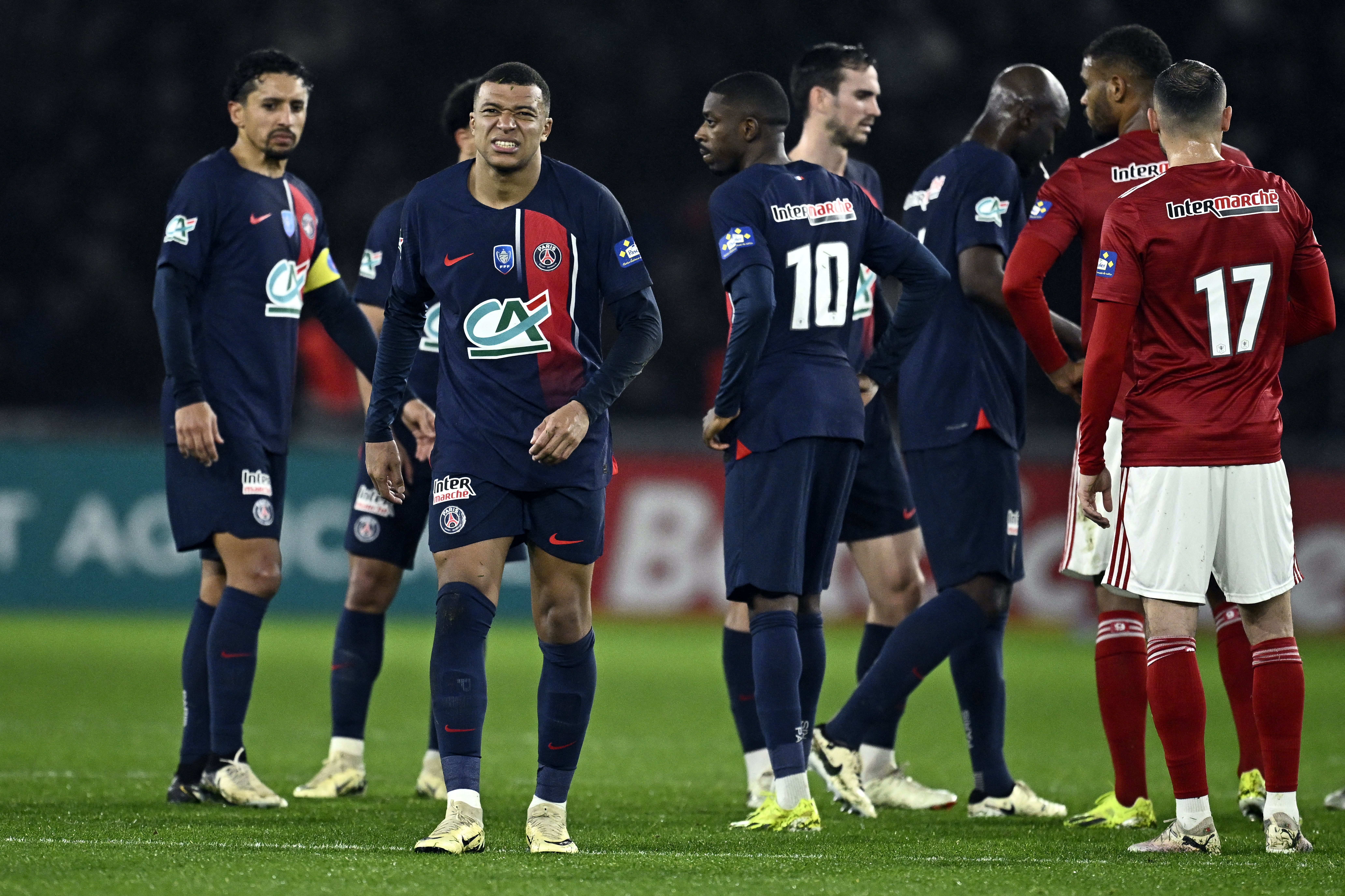 Jugadores del PSG en partido de la jornada pasada en la liga de Francia.