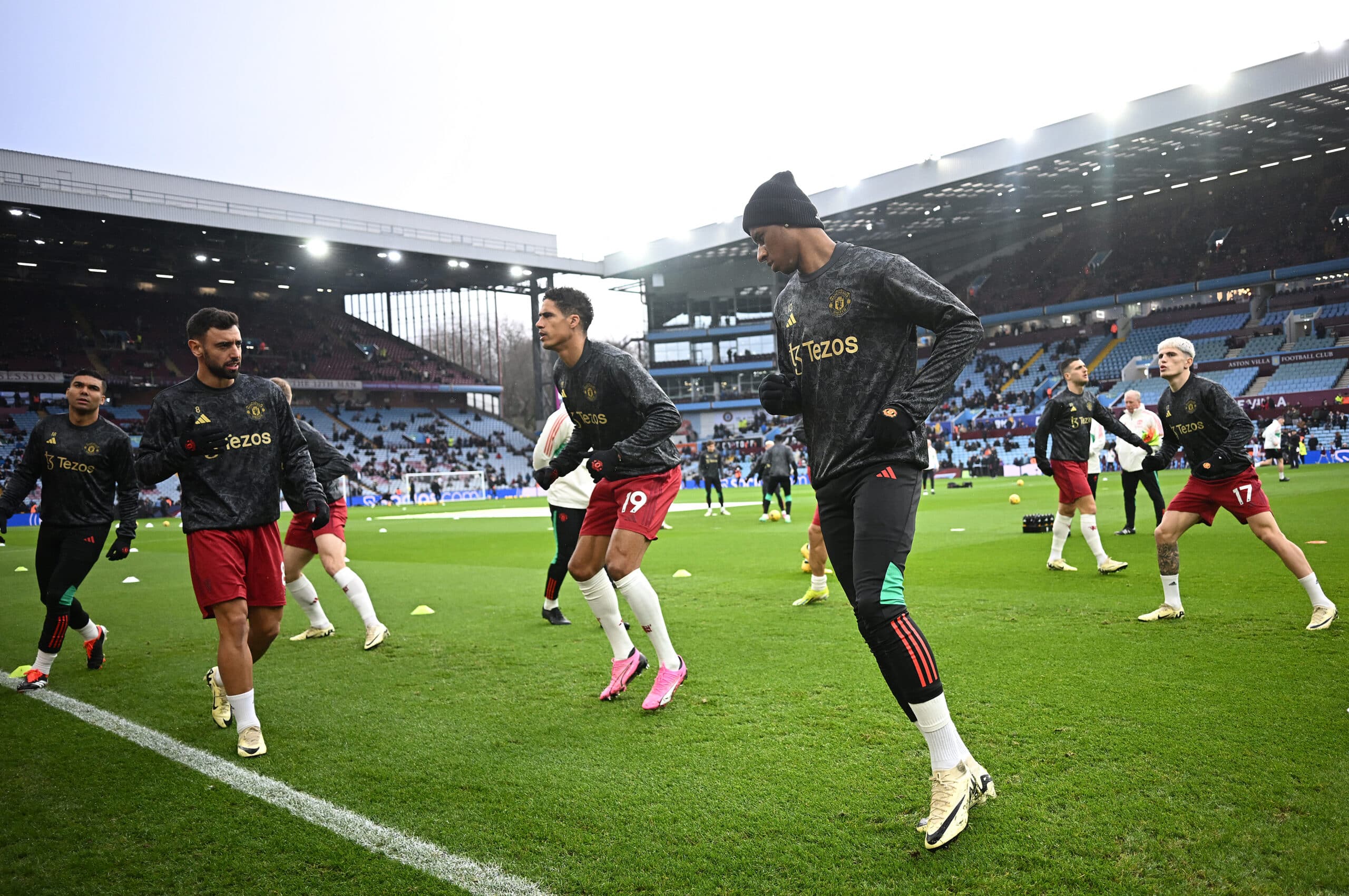 Jugadores del Manchester United calentando previo al duelo contra el Aston Villa.