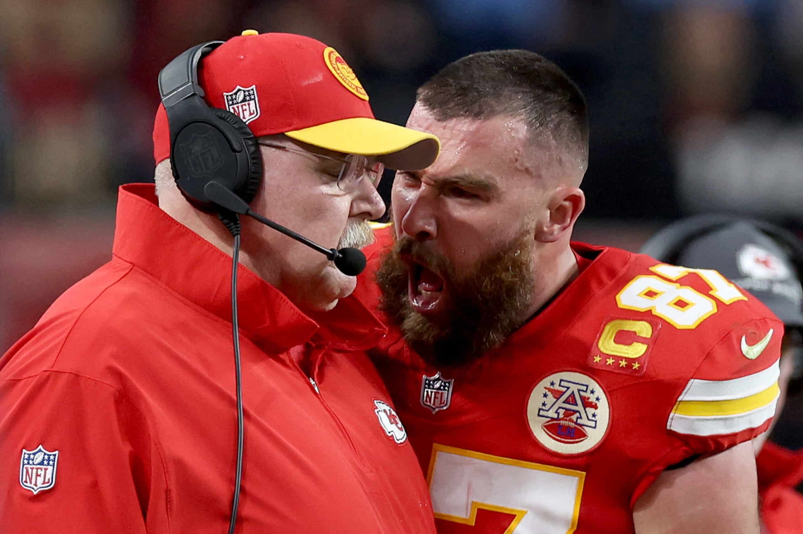 Travis Kelce encara a su coach en la banca en el Super Bowl.