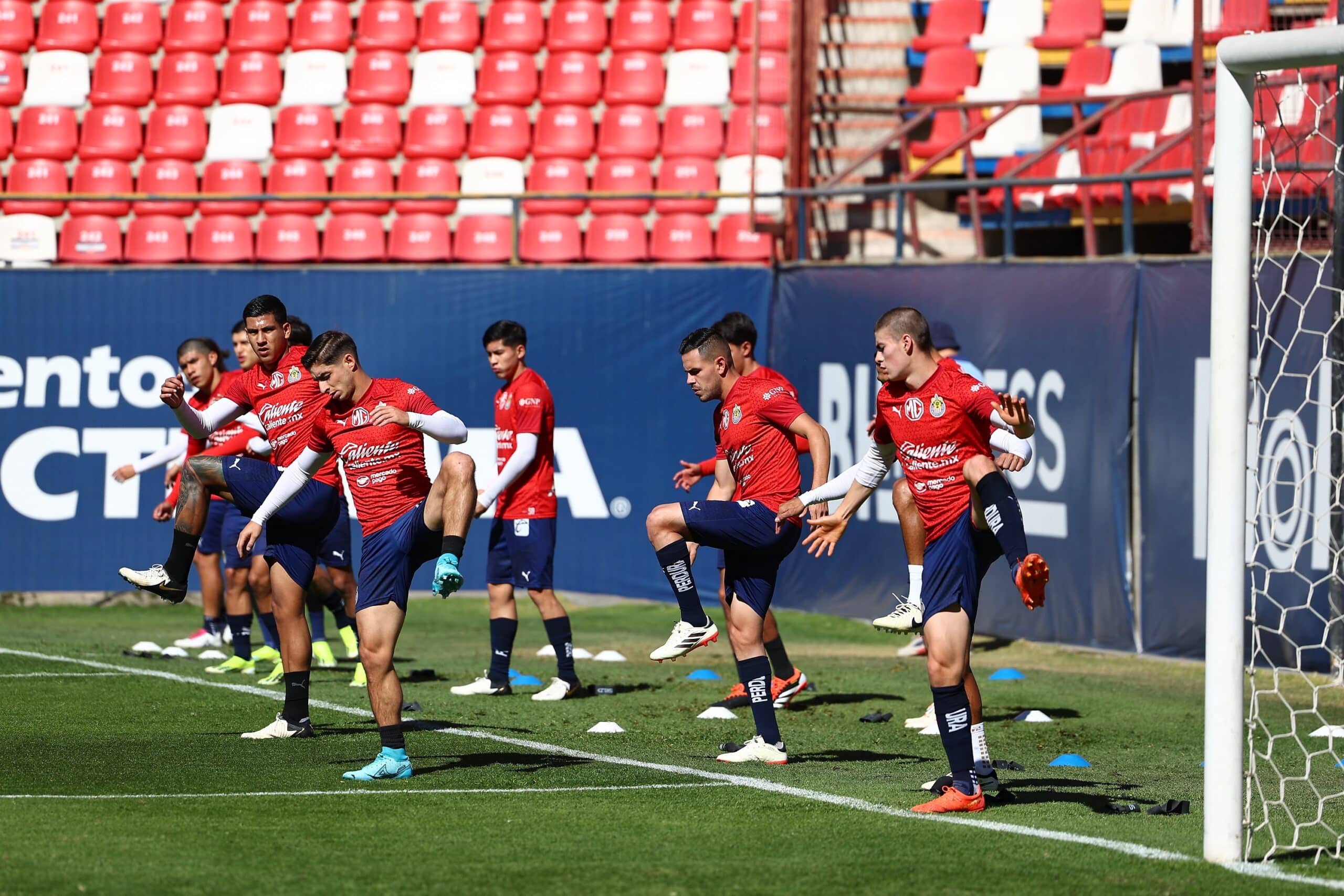 Jugadores de Chivas calentando previo al juego de la fecha 5.