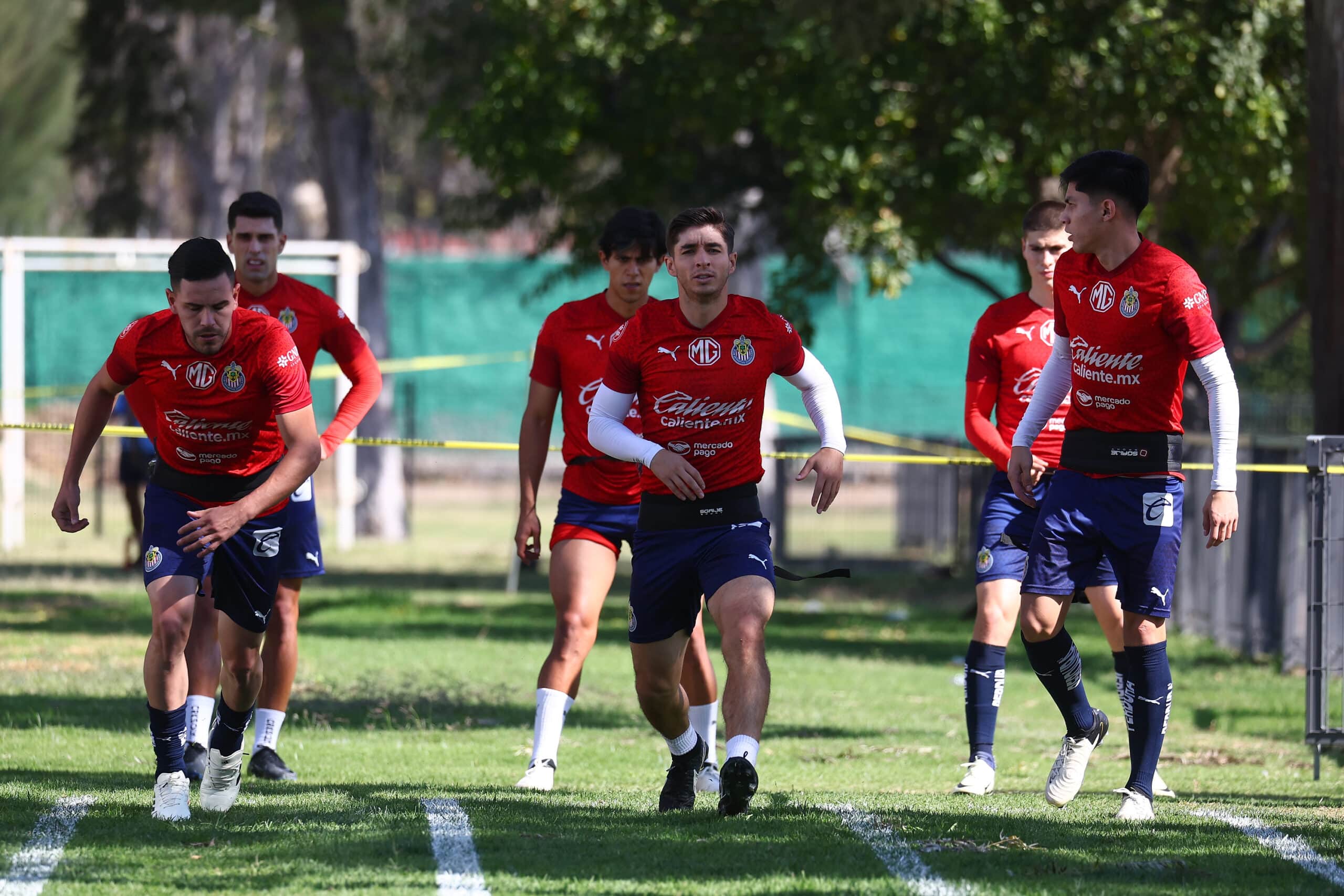 Jugadores de Chivas en el entrenamiento en Verde Valle.