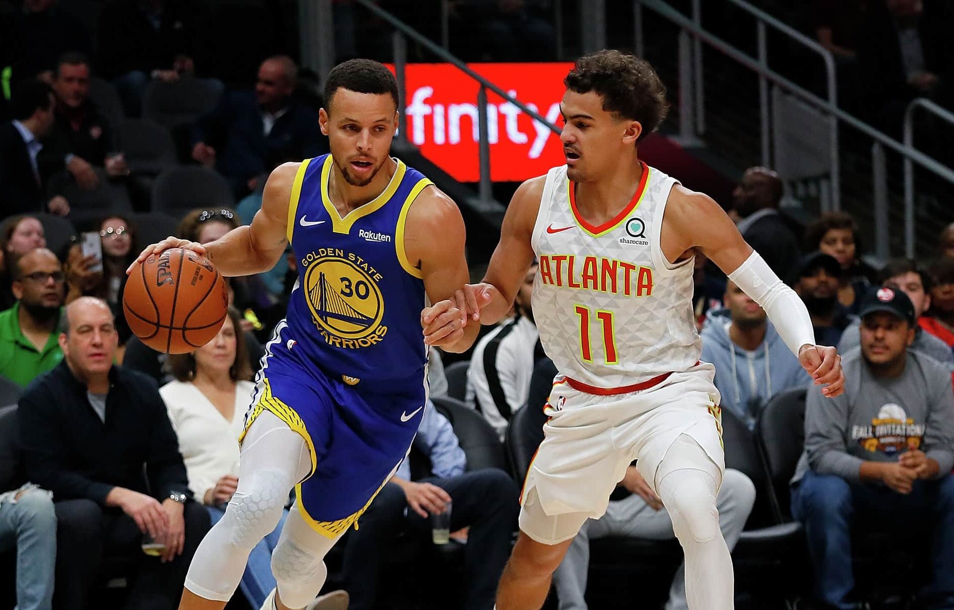 STEPHEN CURRY DE LOS WARRIORS A LA IZQUIERDA Y TRAE YOUNG DE LOS HAWKS A LA DERECHA