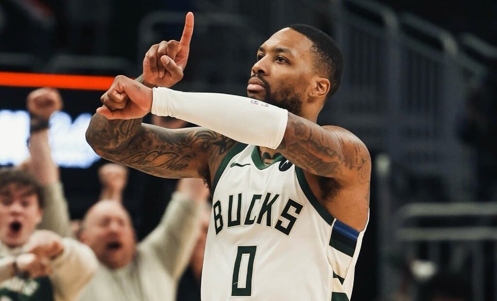 DAMIAN LILLARD CELEBRA UN TRIPLE CON LOS MILWAUKEE BUCKS EN LA NBA